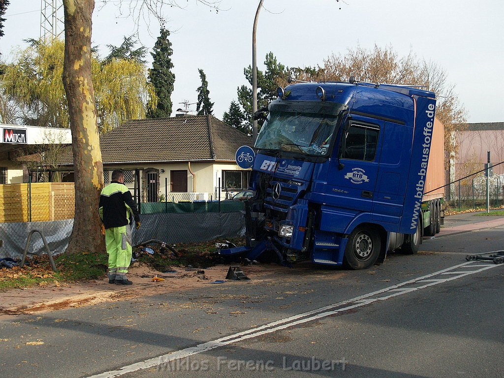 VU LKW gegen Baum Koeln Merheim Olpenerstr P379.JPG